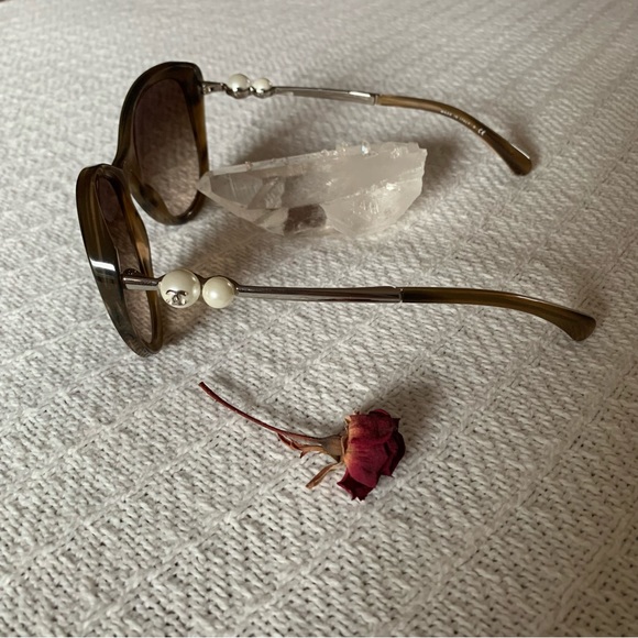 CHANEL Sunglasses Pearls & CC Logo - Picture 8 of 16